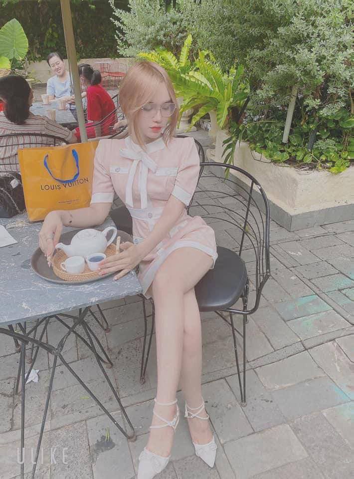 Con đĩ lụa đen uống thuốc tsubaki không nhịn được mà bị kích thích và bị địt từ phía sau