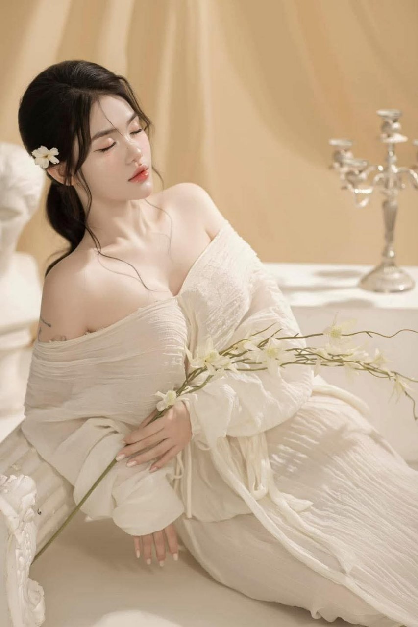 Cậu em trai phát hiện chị kế tự kỷ có quả sextoy to đùng…